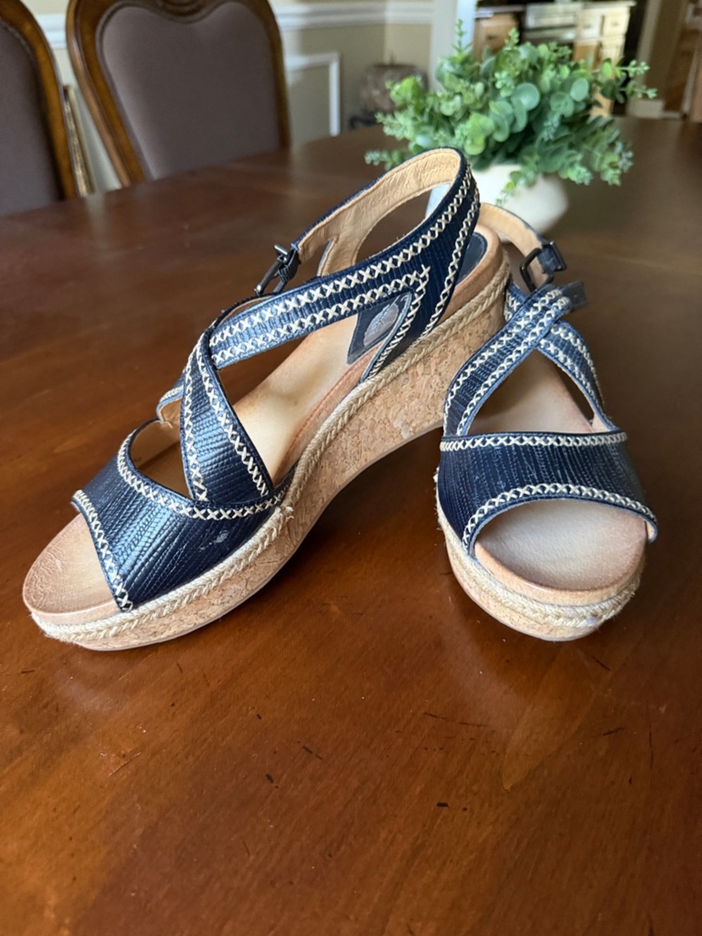 Women’s Nuture size 9.5 Navy Wedge Sandals with Contrast Stitching